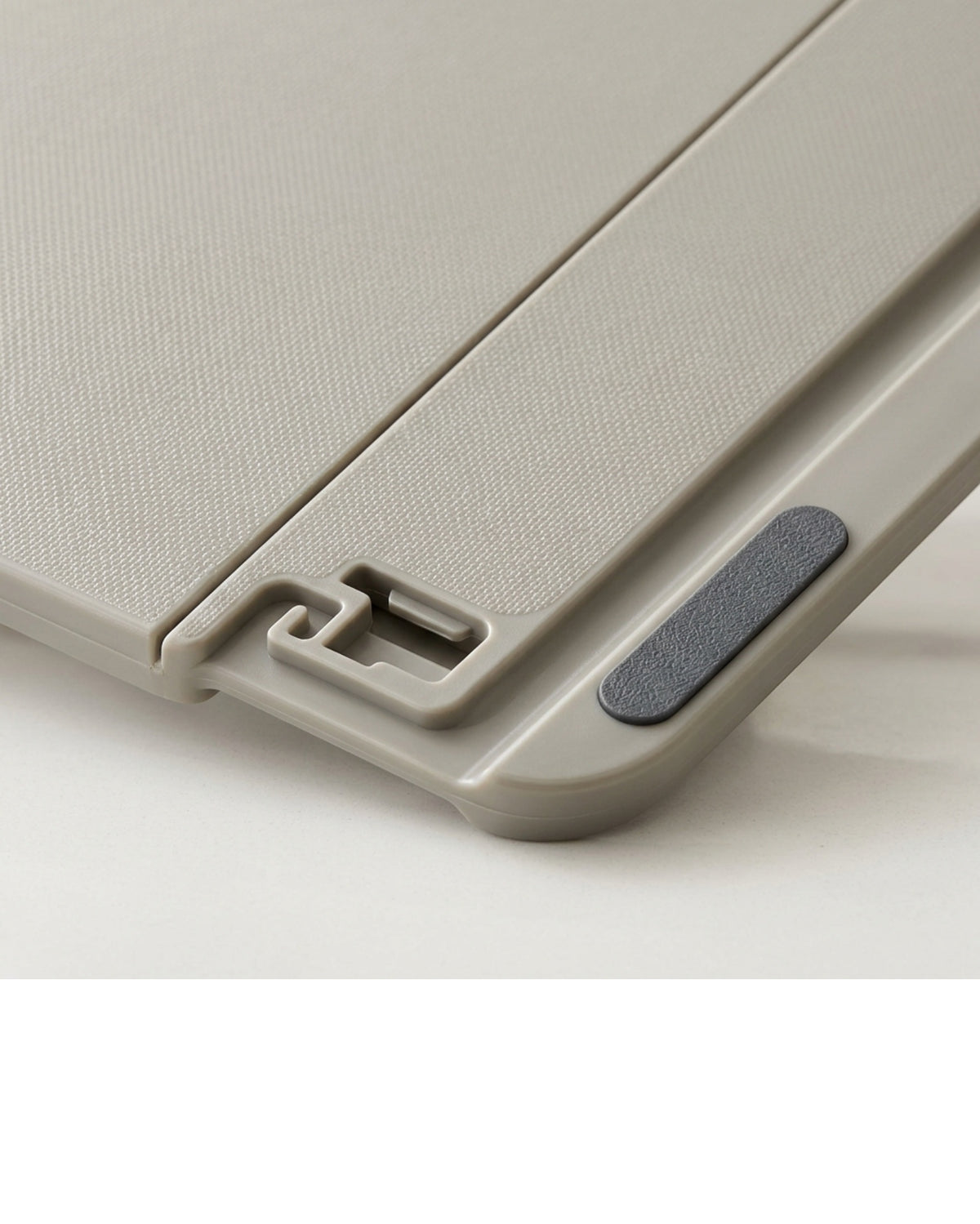 Wvgkn Fold-and-Pour Polypropylene Cutting Board 36 x 25 cm Sand - Detail view