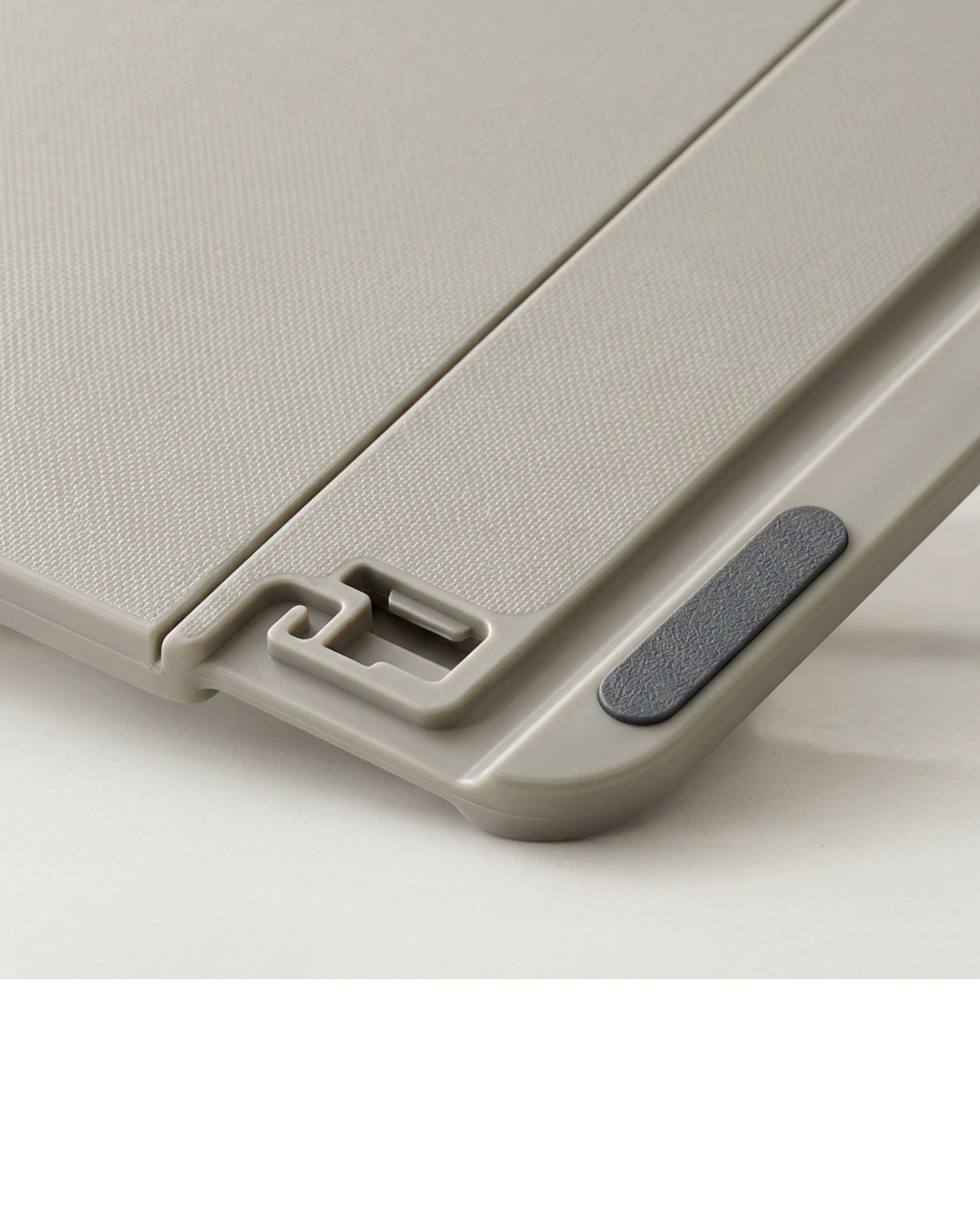 Wvgkn Fold-and-Pour Polypropylene Cutting Board 36 x 25 cm Sand - Detail view